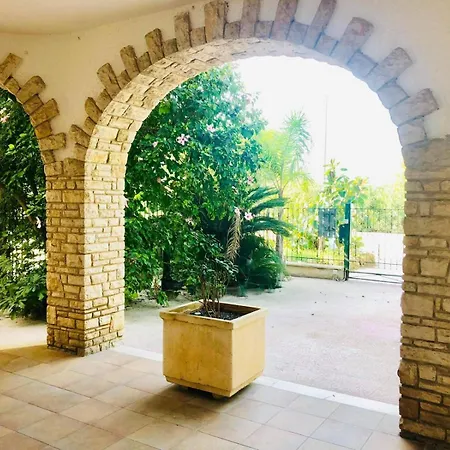 Gaudi * Sant Isidoro (Apulia)