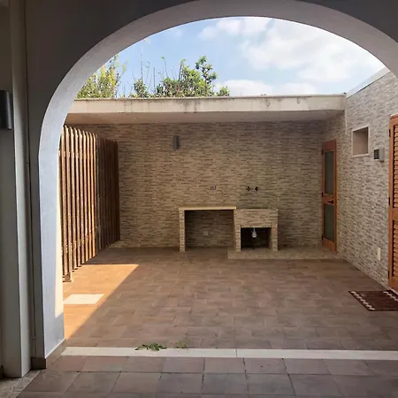 Ξενοδοχείο με διαμερίσματα Gaudi Sant Isidoro (Apulia)